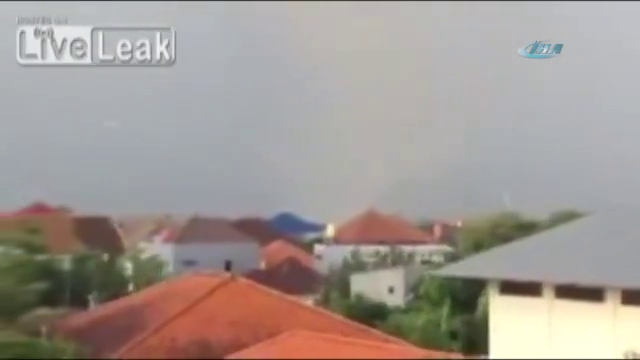 Geçtiği alanı yerle bir etti