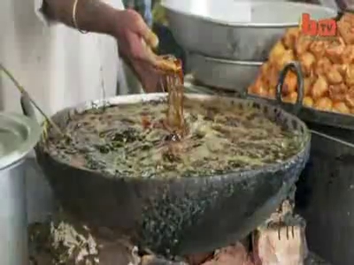Kızgın yağın içine elini daldırıyor