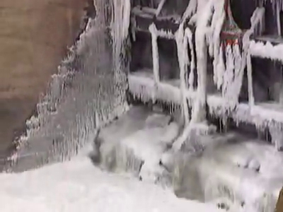 Enerji üreten Kars çayı buz tuttu