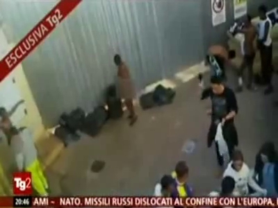 Göçmenlerin hortumla yıkanması ülkeyi ayağa kaldırdı
