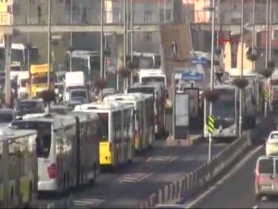 Metrobüs arızalandı, trafik felç oldu