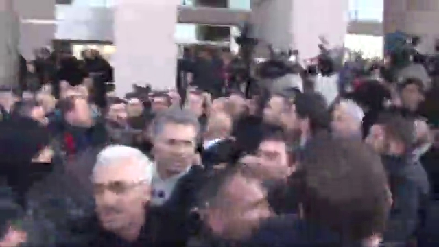 Ağaoğlu'nun yakınları ile polis arasında gerginlik