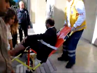 Ölenin yakınları avukatın ayağını kırdı