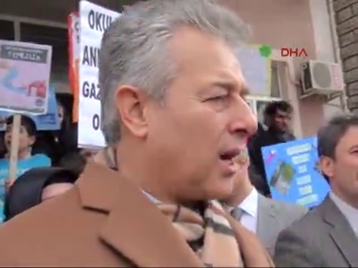 Öğrenci velileri sınıf temizledi