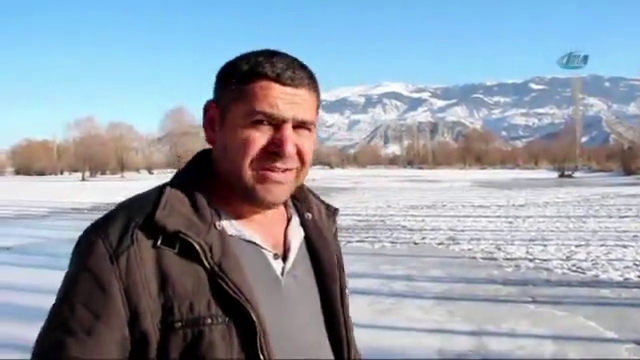Oltu Çayı dondu