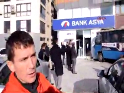 Yolcu minibüsü bankaya çarptı
