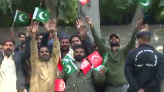 Pakistan'da Erdoğan'ın aracına gül döktüler