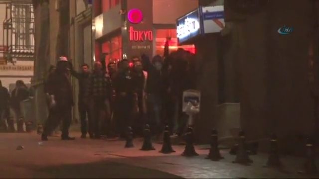 Müdahale edilen grup CHP binasına sığındı