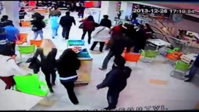 Depremde panik anı kamerada
