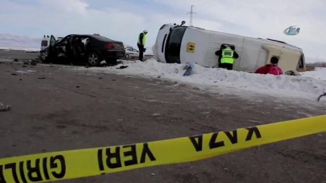 Öğrenci servisiyle otomobil çarpıştı: 1 ölü, 27 yaralı