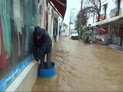 Sağanak yağış hayatı olumsuz etkiledi