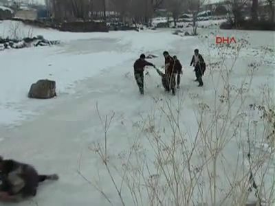 Buz tutan derede kızak keyfi