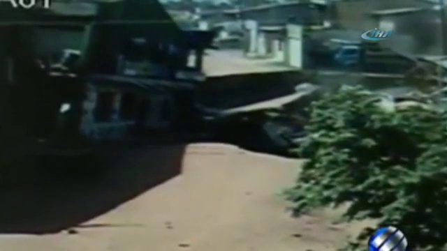 Nehir mahalleyi yuttu