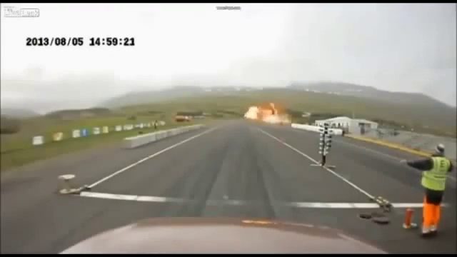 İzlanda'da ambulans uçak piste böyle çakıldı