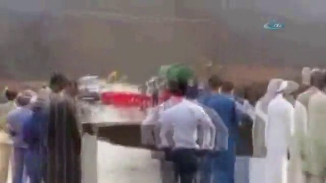 Üzerinde yürüdüğü köprü böyle çöktü