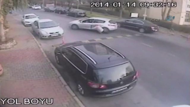 Kalp krizi geçiren sürücü araçların arasına daldı
