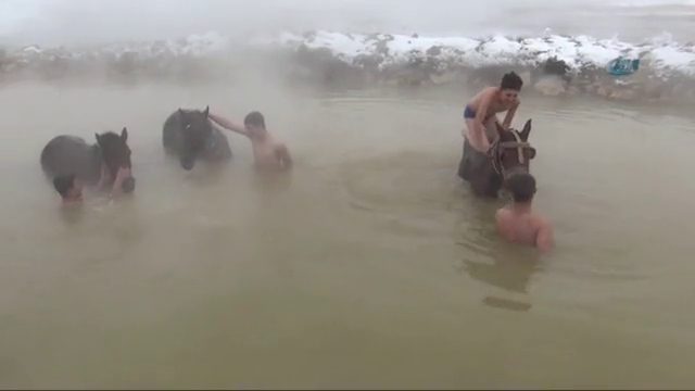Eksi 20 derecede güreşip kaplıcada yıkanıyorlar