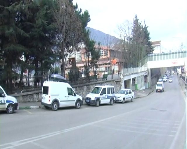 Bursa'da liseye giren hırsızlar çelik kasayı patlattı