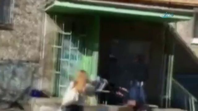 Yaşlı kadını yumruklayarak böyle dövdü