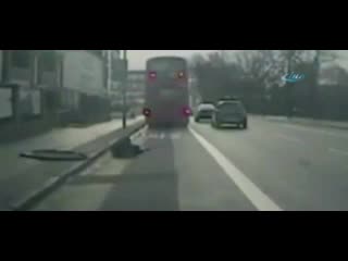 Tekmeyi yiyen yolcu camdan aşağı fırladı
