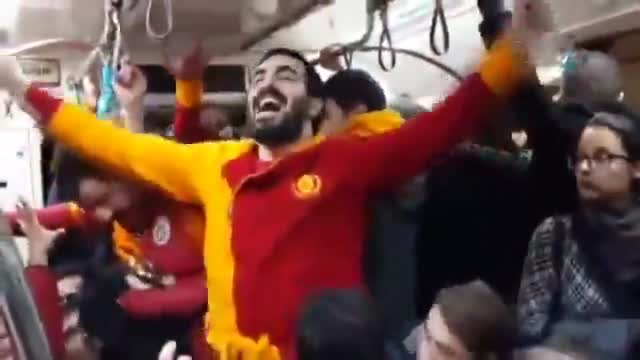Ateşli taraftar kadın yolcunun hışmına uğradı
