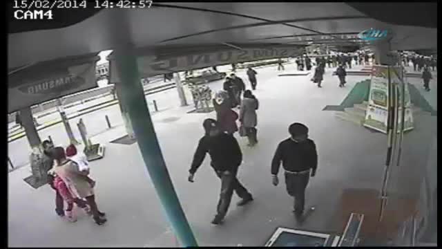 Önce kameraya ardından vatandaşa yakalandılar