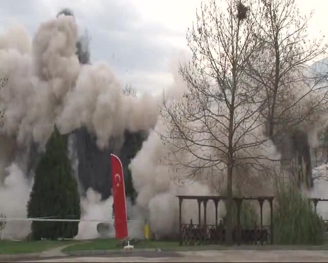 Bursa'da 4 katlı bina 15 saniyede yerle bir oldu