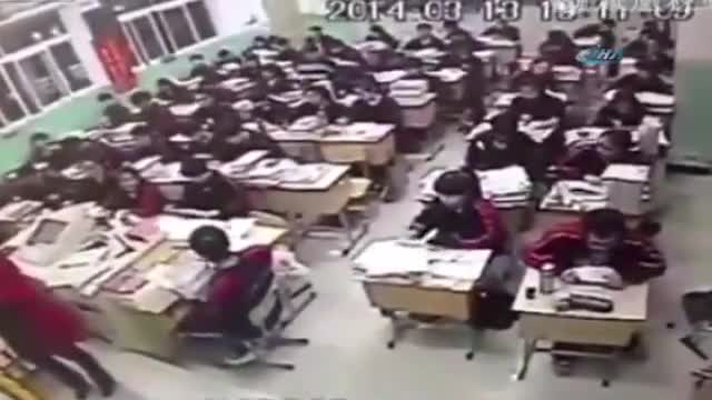 Tüm sınıfın gözleri önünde...
