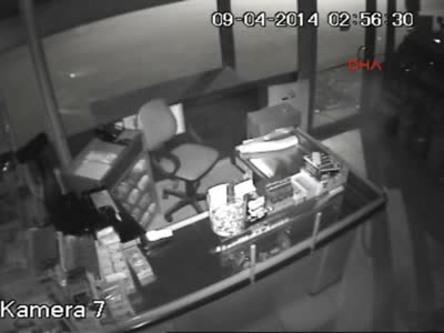 Bursa'da camı taşla kırıp kasayı böyle çaldılar