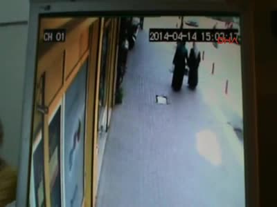Bursa'da motosiklet sürücüsü dükkana böyle daldı!