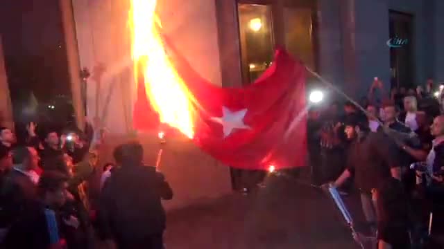 Ermeniler Türk Bayrağı yaktı