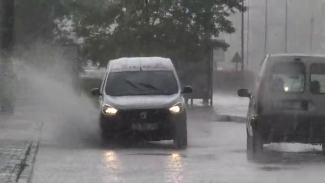 Bursa'da 10 dakikalık yağış yaşamı felç etti