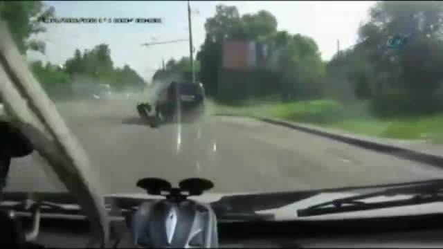 Kaza yapan araçtan böyle fırladı