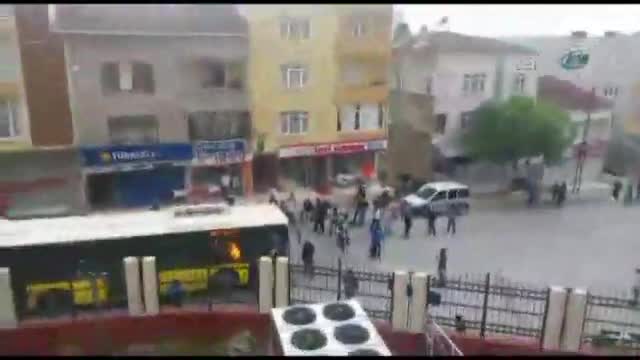 Göstericilerin molotof attığı otobüs böyle yandı