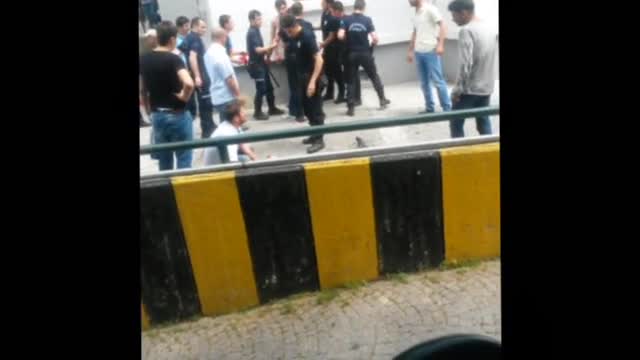 Bursa Valiliği önünde böyle kavga ettiler!