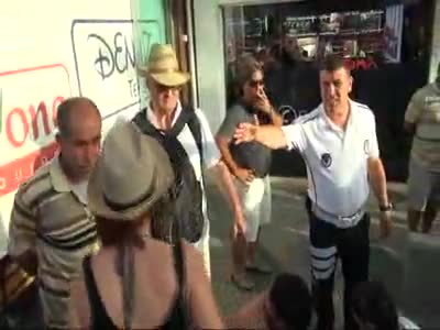 Reza Sarraf'ı protesto ettiler, dövüldüler