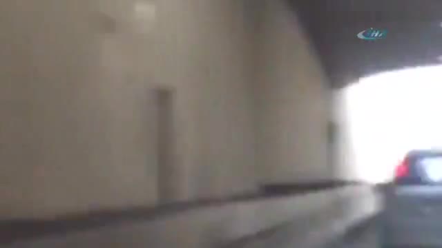Seyir halindeki arabaya tekme attı
