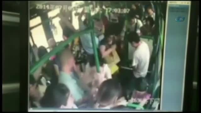 İçinde yolcuların bulunduğu otobüsü kundakladı