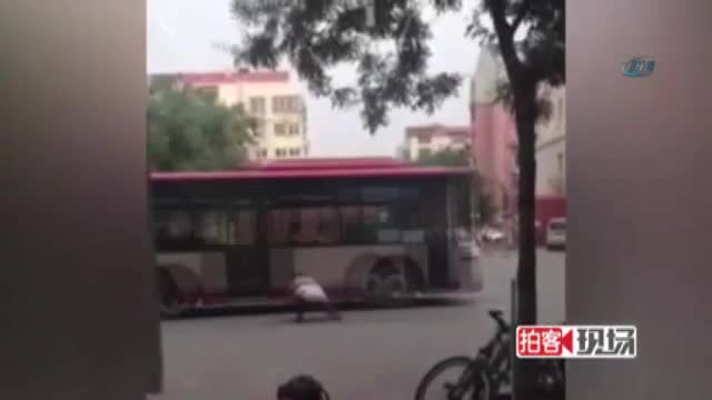 Kendini otobüsün altına böyle attı