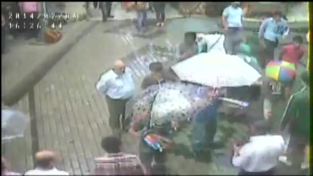 İşportacının bıçakladığı güvenlik görevlisi böyle yere yığıldı
