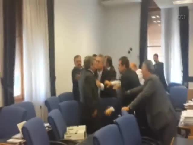 AK Parti'li ve CHP'li vekiller birbirine girdi