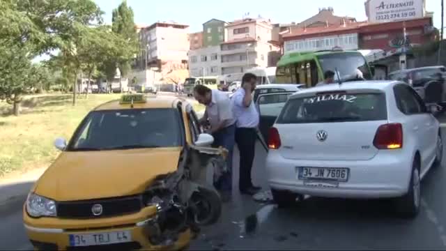 Kaza yapan taksi şoförü bayıldı