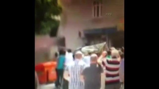 Aşağı böyle atladı
