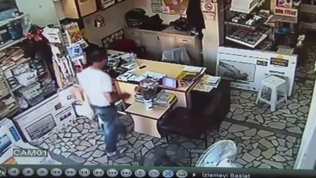 Cep telefonu hırsızlığı kamerada