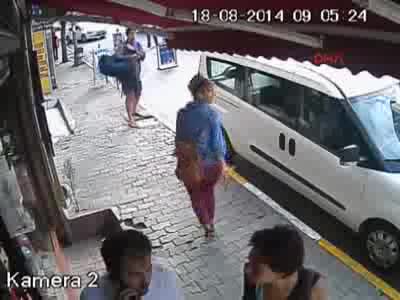 Taksim'deki spatula dehşeti kamerada