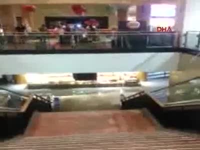 Su bastı, Trabzon'daki AVM'nin tavanı çöktü