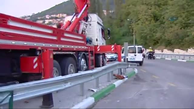Bursa'da devrilen otobüsü düzeltmeye çalışan vincin kopma anı kamerada