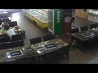 Masadaki fırın patladı genç kız feci şekilde yandı