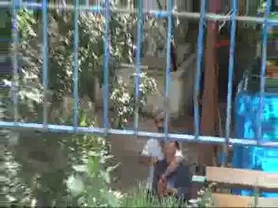 Köpek gömen kadını rehin aldı