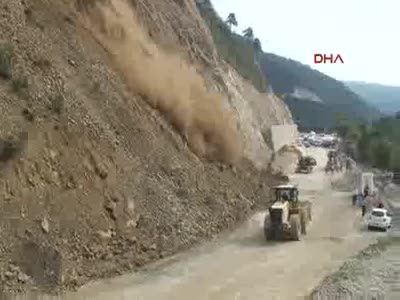 Bursa'da heyelan karayolunun kapanmasına neden oldu
